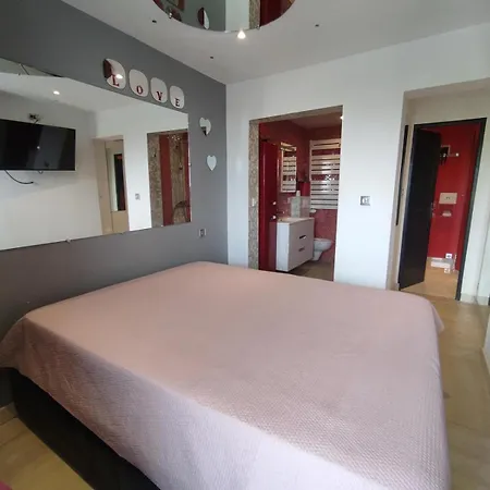 17, Héliopolis O Au Village Naturiste *