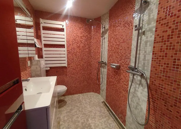 17, Heliopolis O Au Village Naturiste * Agde