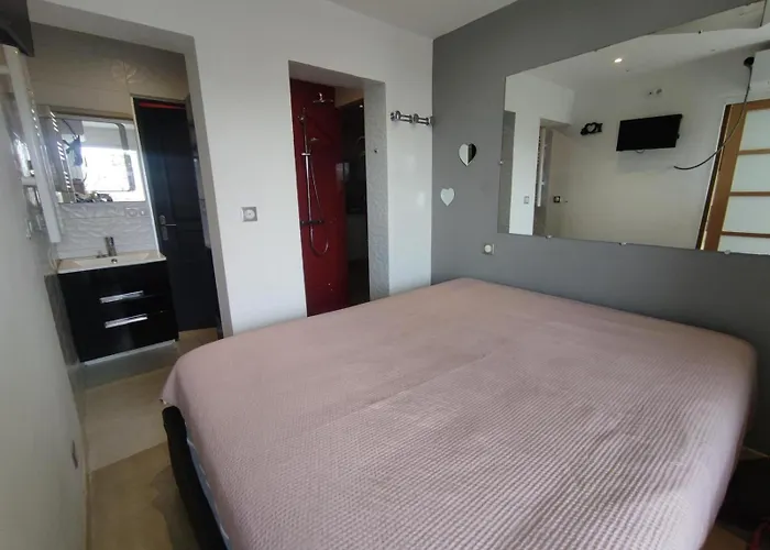 17, Heliopolis O Au Village Naturiste * Agde