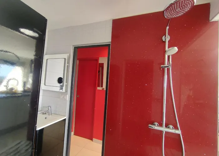 17, Heliopolis O Au Village Naturiste